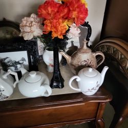 Black Flower Vase With Flowers