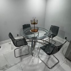 Table With a Glass Top, With 4 Chairs !! 