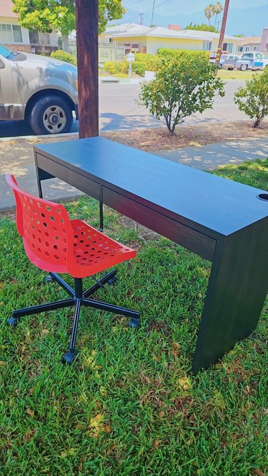 Black Ikea Micke Desk (READ DESCRIPTION)