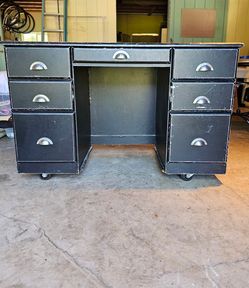 Sturdy desk with good wheels