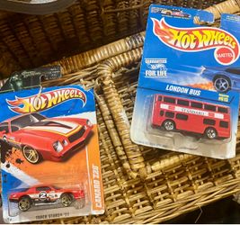2Hot Wheels LONDON BUS&CAMARO Z28