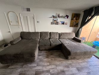 Big couch w/ double chase
