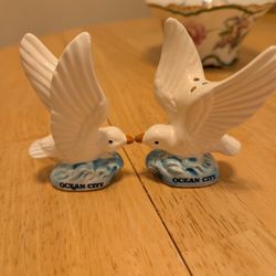 Vintage Pair Of Seagull Salt And Pepper Shakers Ocean City