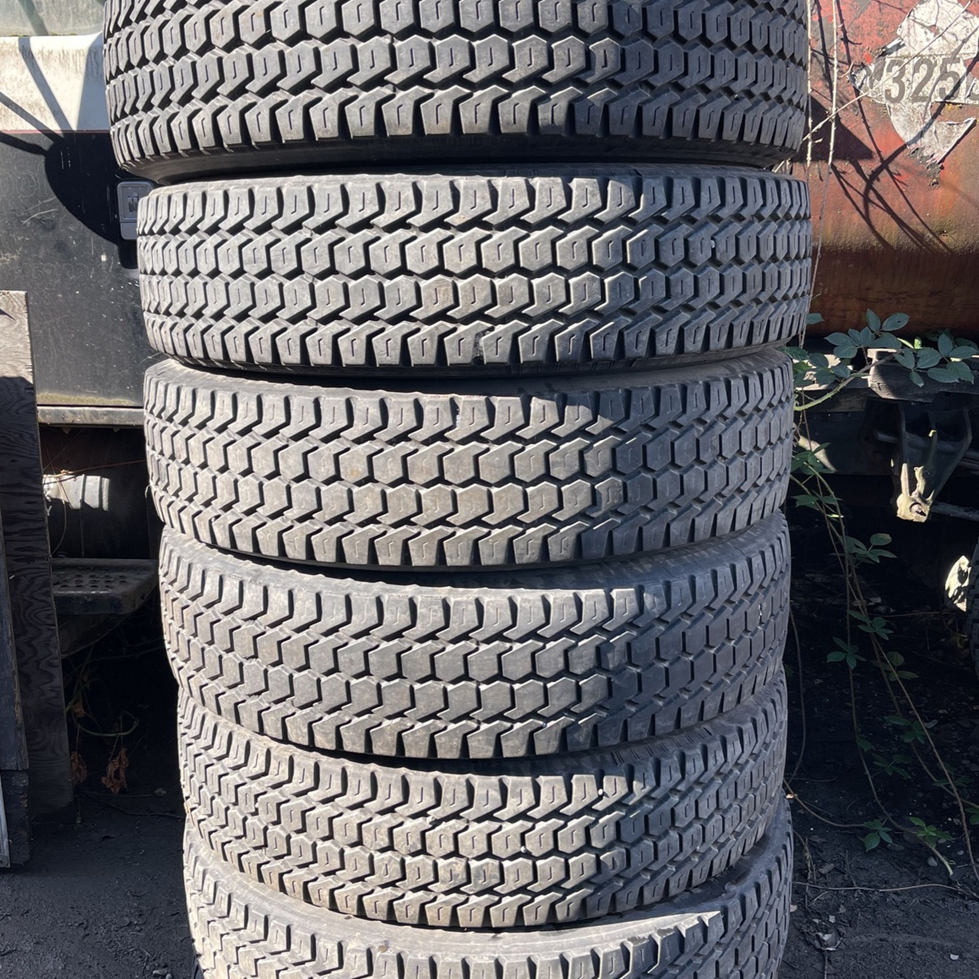 295/75 R 22.5 Semi Truck Tires Recaps Set Of 8 $400