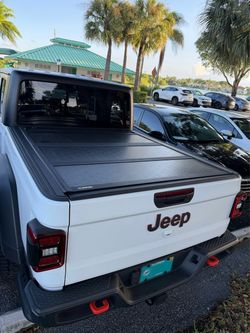 Jeep Gladiator Quad Fold bed cover