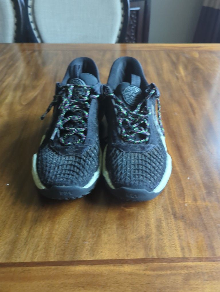 Nike Cosmic Basketball Shoes Size 9