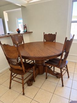 Dining Table W/ 5 Chairs!