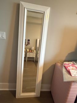 White Mirror, Easel