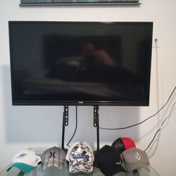 40 Inch TV With Glass Entertainment Center 