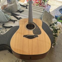 Yamaha 700S acoustic guitar