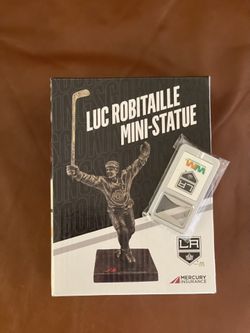 LA Kings Bottle Opener/ Luc Robitaille Mini-Statue