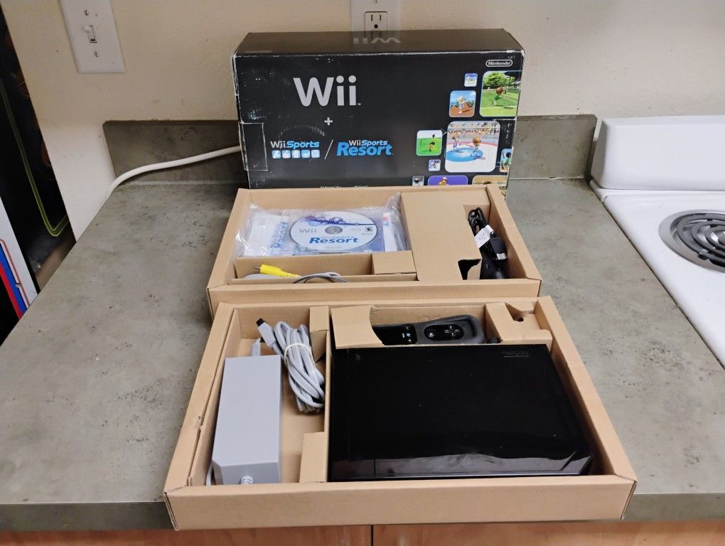 Nintendo Wii Console Bundle W/Controller, Nunchuck, Cables & Wii Sports Resort Game + Box