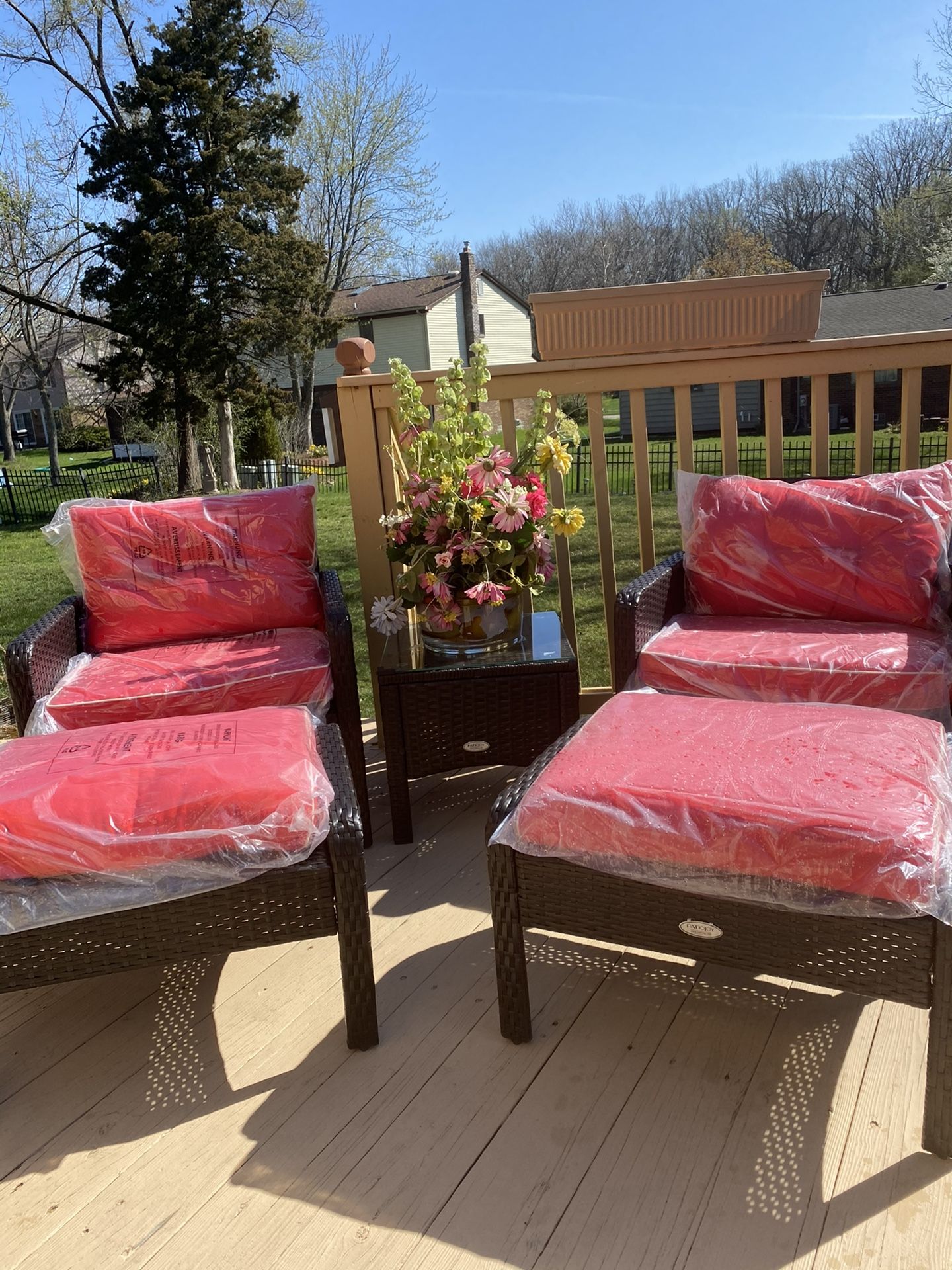 Very Gorgeous 2 Chairs brand new end table with 2 Ottoman