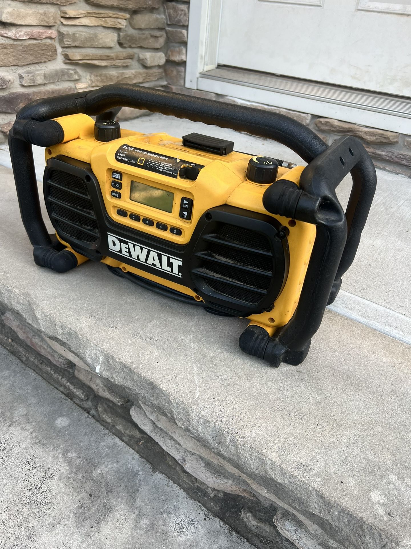 DEWALT DC012 Radio
