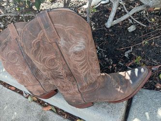 Boots size 9