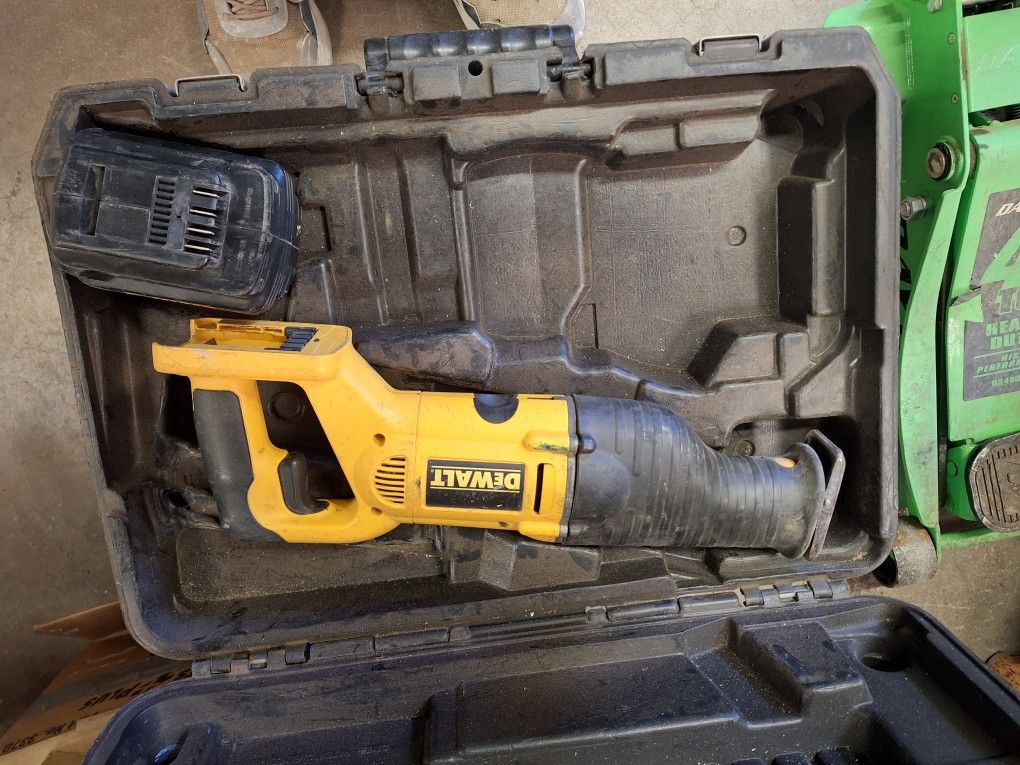 Reciprocating saw. Battery and charger.