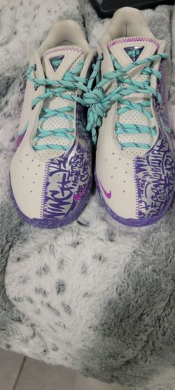 Women's LeBron 22