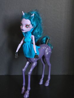 Monster High Avea Trotter Freaky Fusion Hybrid Doll Horse Centaur Doll Mattel