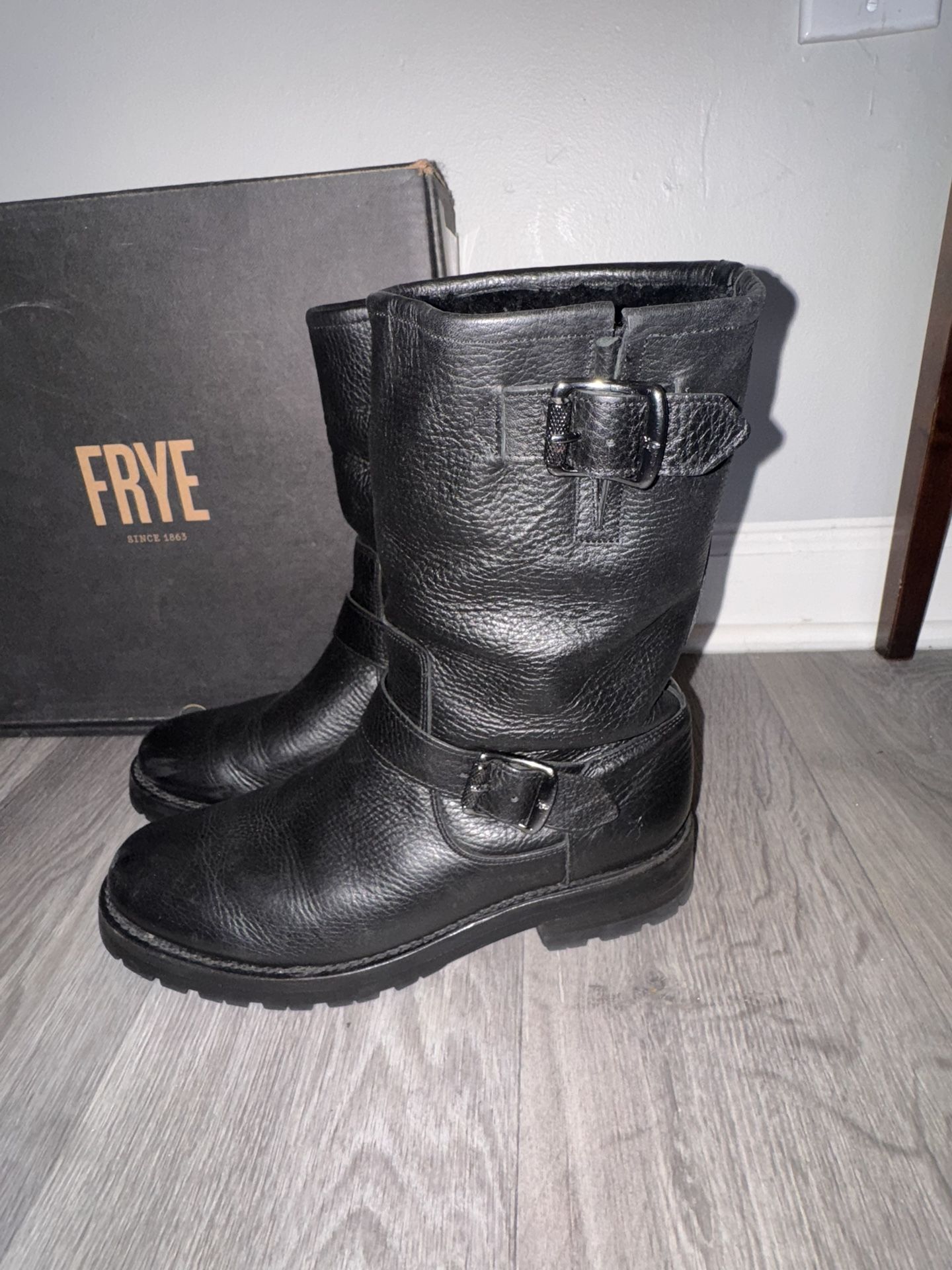 FRYE Women's Natalie Mid Lug Engineer Boot