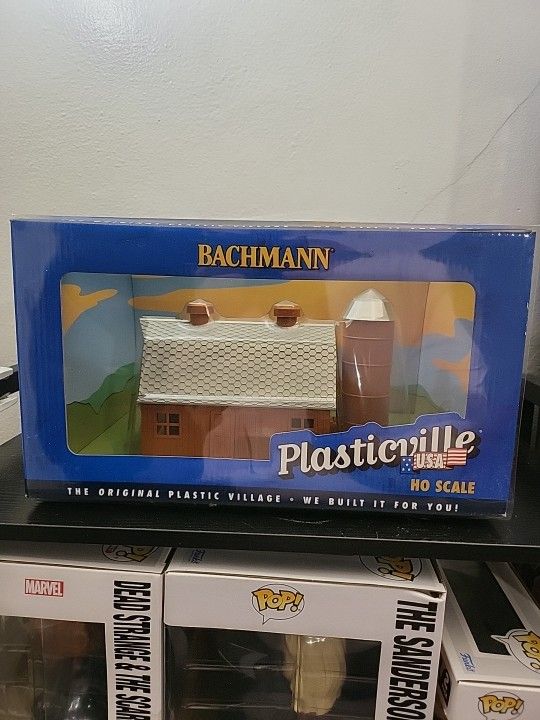 Bachmann #45007 "HO" Scale Plasticville USA Dairy Farm NIB