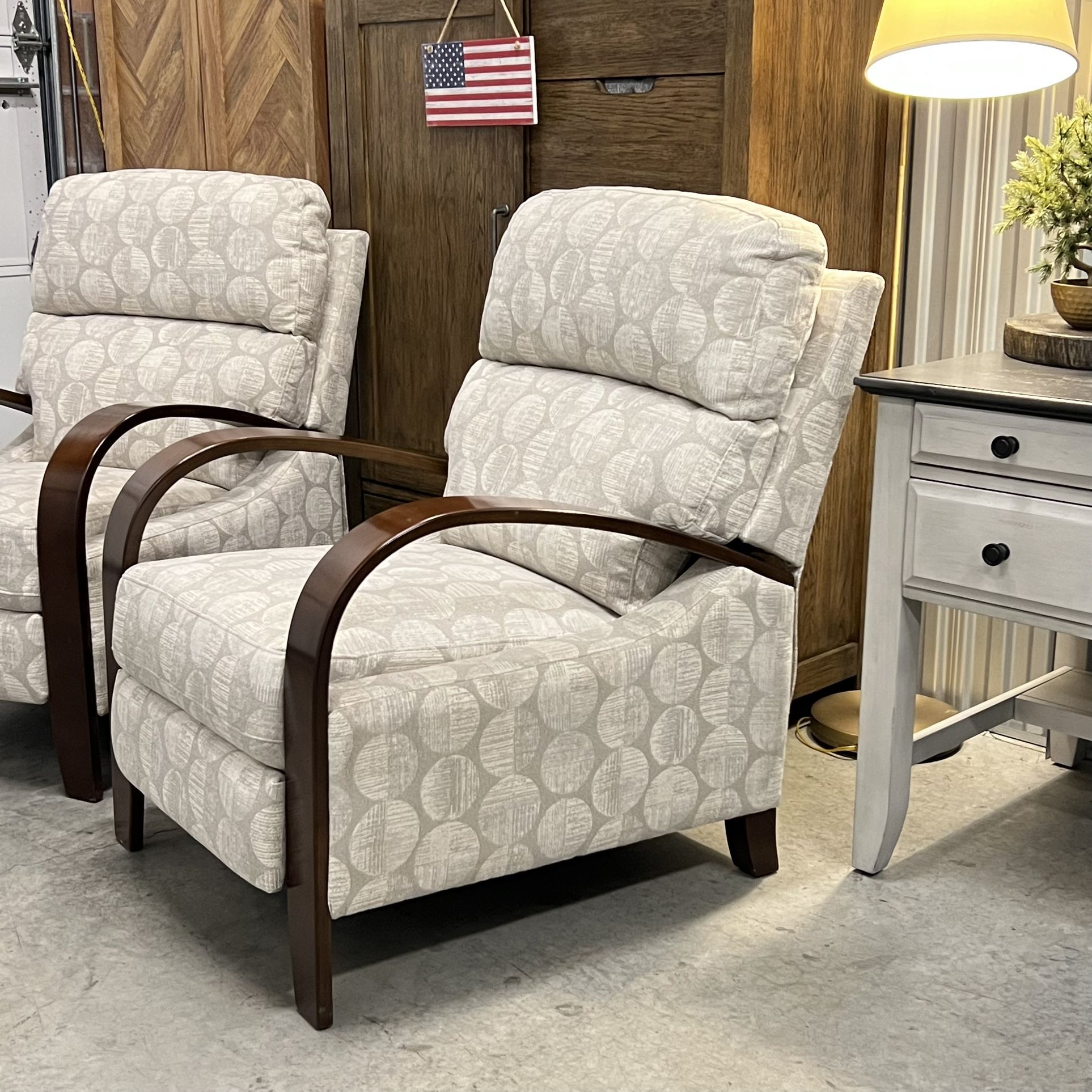 Free Delivery Brand New Quinley Fabric Pushback Recliner Accents Arm
