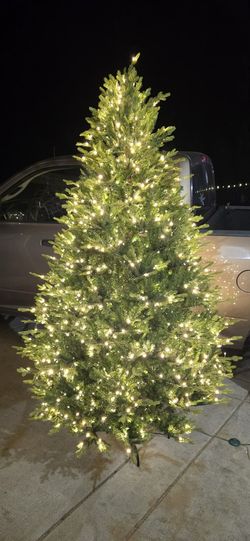 7.5  Pre-lit Christmas Tree 