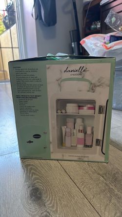 Cosmetic mini fridge