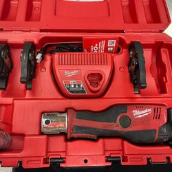 (79265) MILWAUKEE M12 FORCE LOGIC PRESS TOOL KIT W JAWS LIGHT