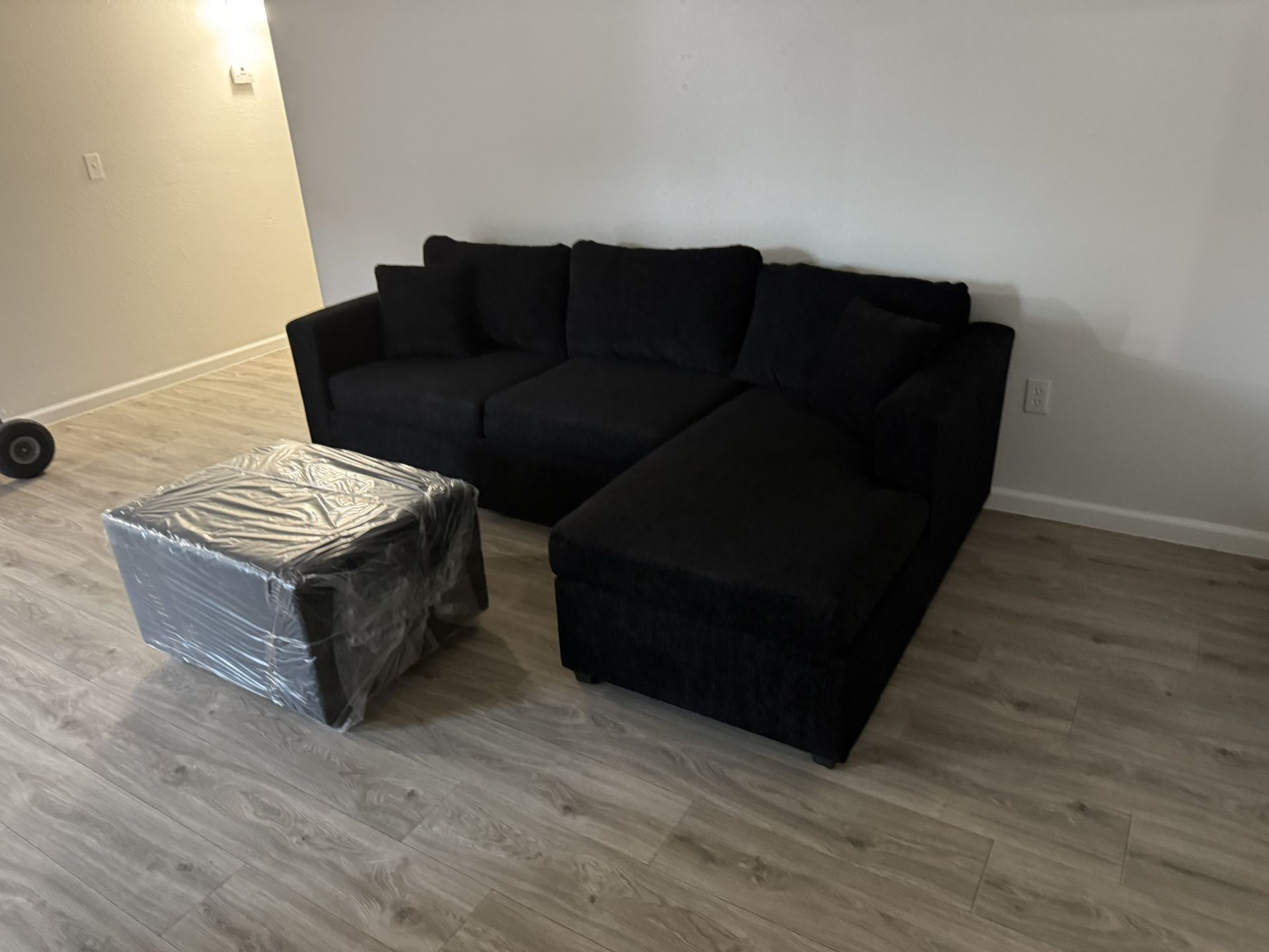 π₯ New Black Sectionals With Free Ottoman  (in Stock)