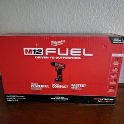 BRAND NEW MILWAUKEE M12 FUEL REDLITHIUM CP2.0/XC4.0 DRILL DRIVER WHITH BATTERY 4.0 AND ONE 2 .0 AND THE CHARGER. 