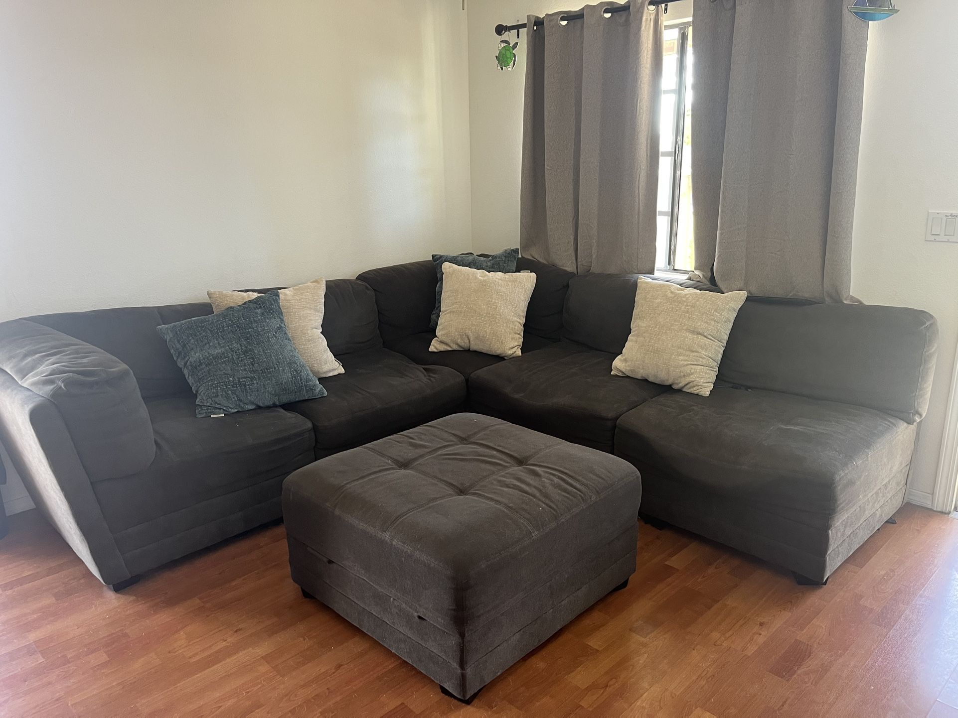 ποΈ Large Sectional Sofa with Storage Ottoman β Great Condition