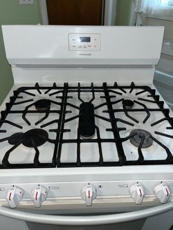 stove- Frigidaire 30-inch White / 5-Burner)