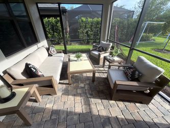 Patio Furniture Set – Excellent Condition – Modern Outdoor Collection