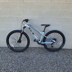 GT STOMPER PRO 26 INCH 1 X 8 SPEED LIKE NEW DISK BRAKE  ( CHECK MY OTHER BIKES)