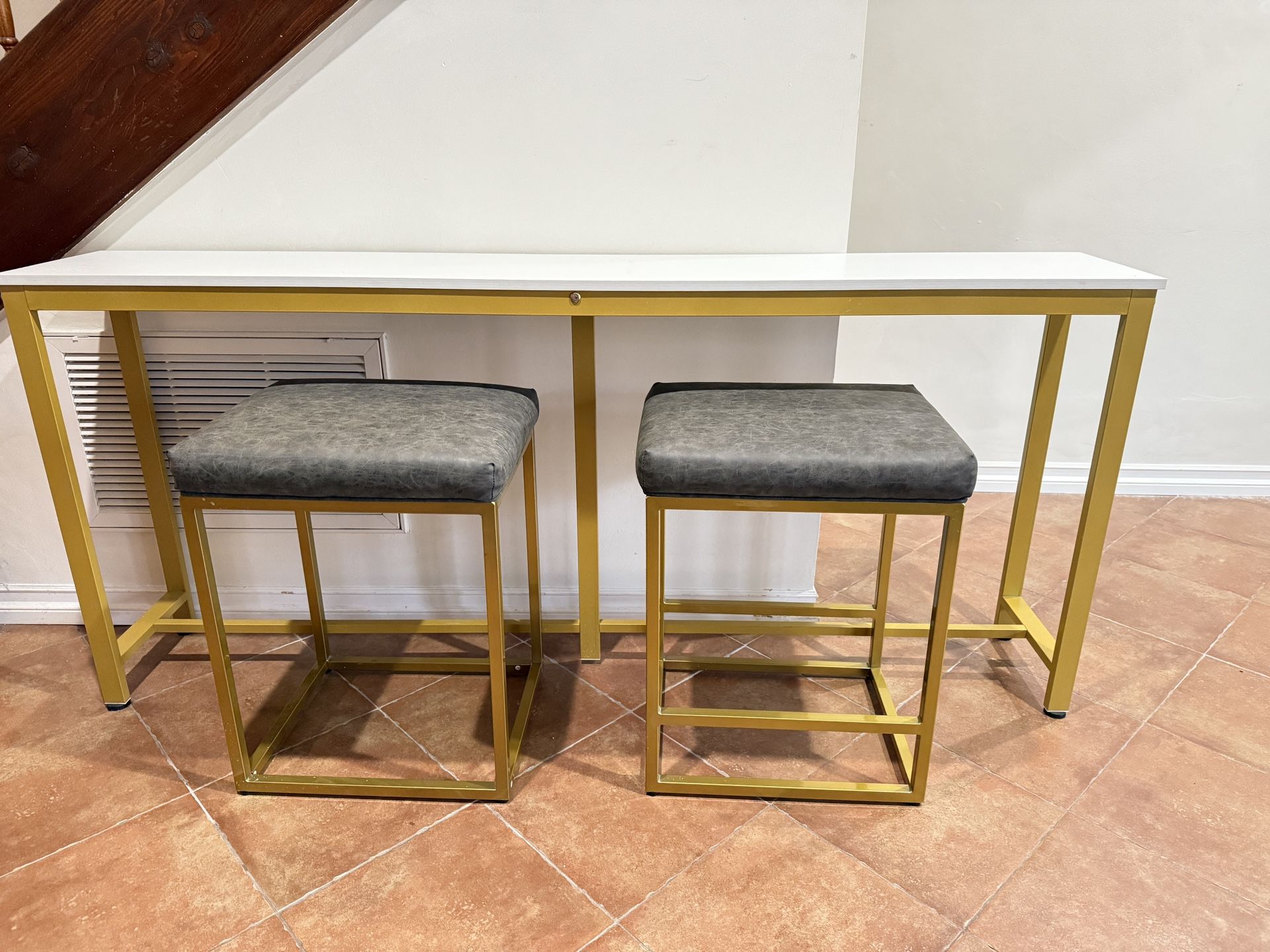 Console Couch Breakfast table and 2 stools