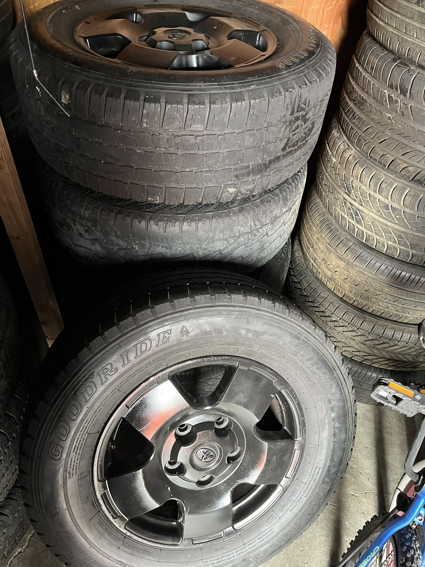 aluminium wheels and tires for toyota tundra 5 lugs two tires 40% and needs two 20% 
