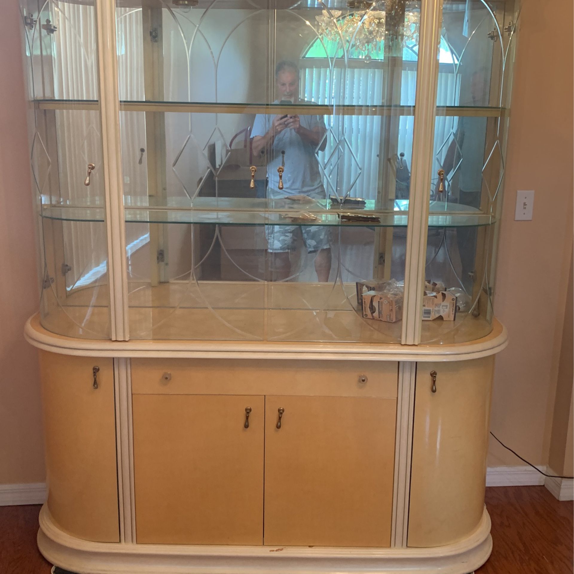 Lighted Cabinet /free Must Be Picked Up Today
