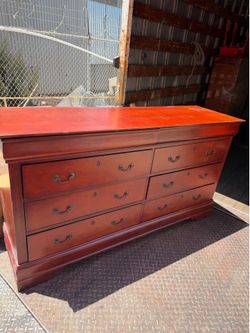 Chest drawer in dark cherry finish
