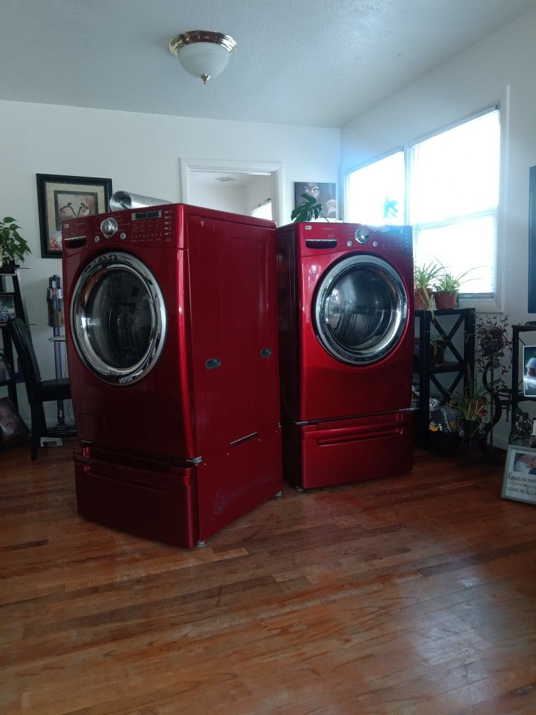 Washer And Dryer With Pedestals