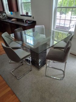 Glass kitchen dinning table