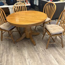 Oak dining room table with 4 chair, seats 6 with insert