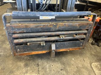 Forklift fork positioner