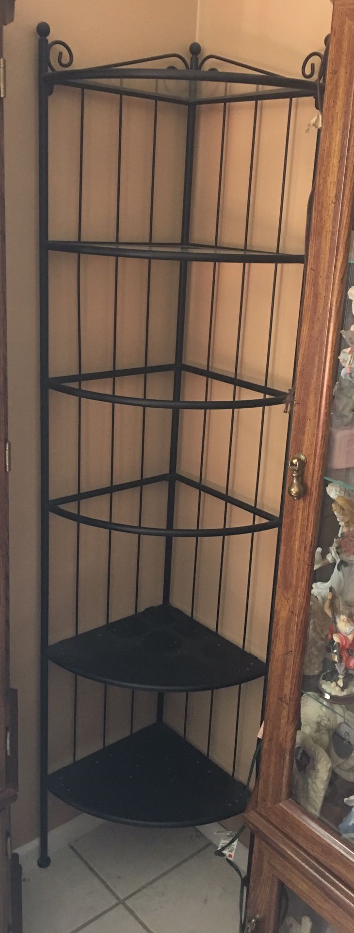 Córner metal stand w five shelves