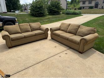 Two Matching Broyhill Couch Sofa Set In Great Condition FREE DELIVERY