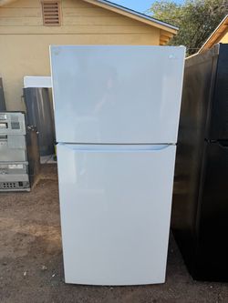 LG 2022 White Top Freezer Bottom Fridge Refrigerator For Sale $260 Or Best Offer