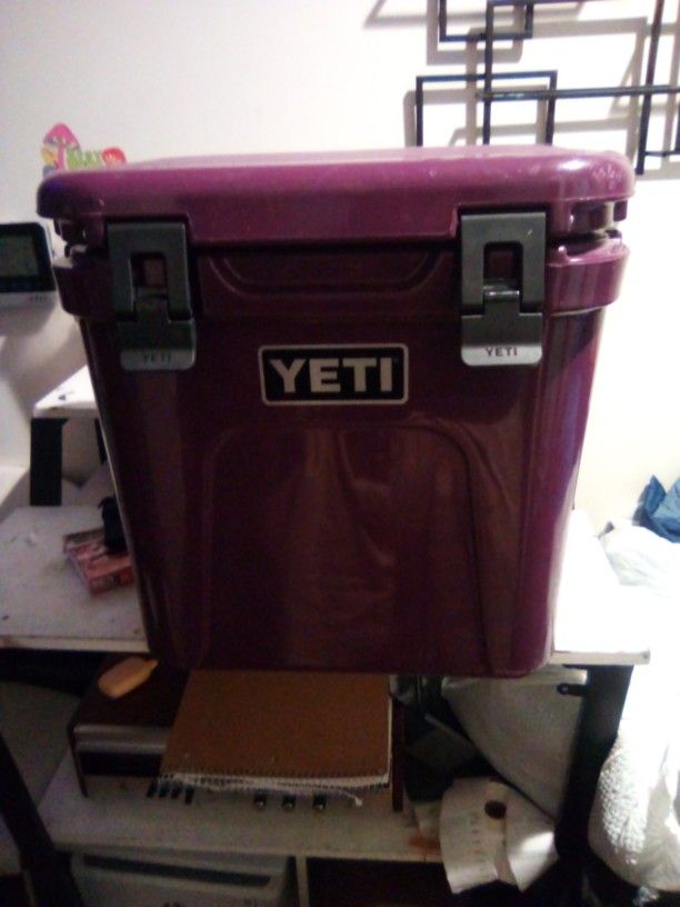Like New Yeti Roadie 24 Hard Body Cooler Travel Ice Box