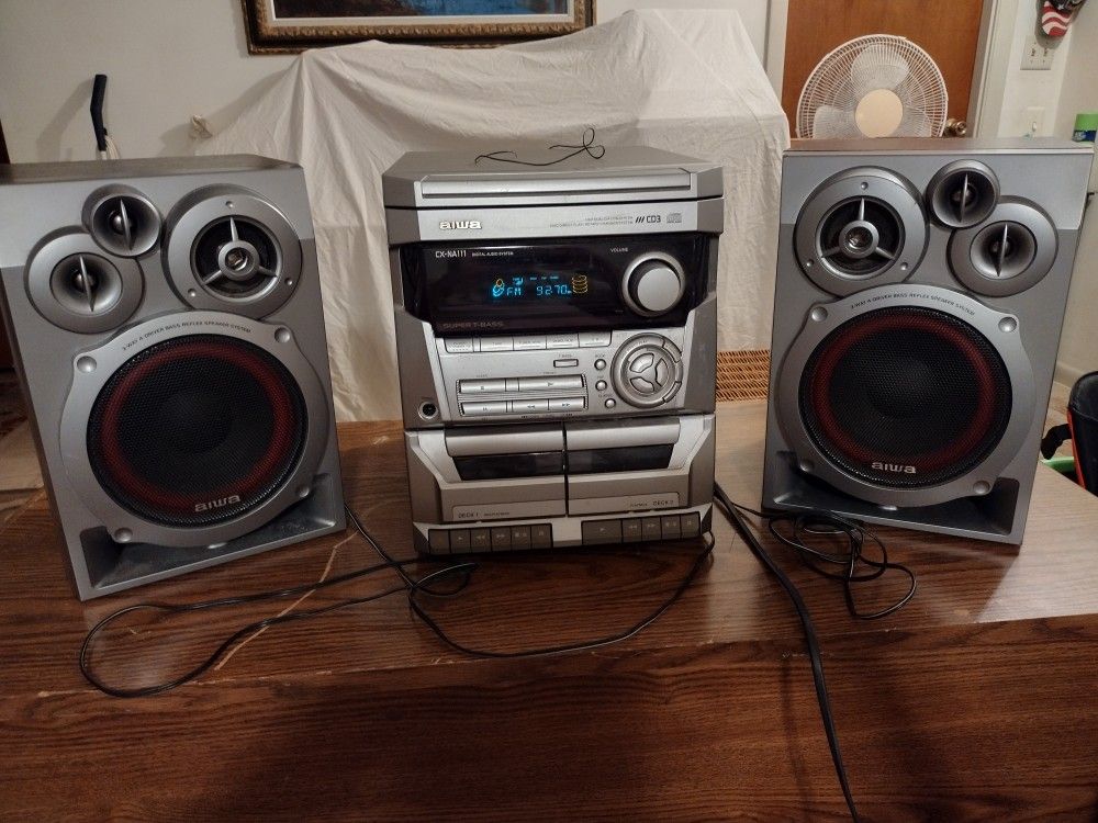 Vintage 1999 Aiwa Stereo,CD and 2 Speakers
