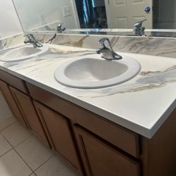 Epoxy resin on the bathroom countertop