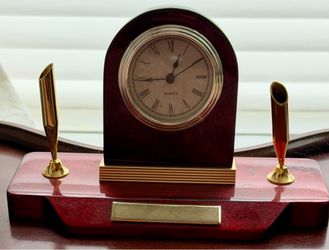 Attractive comely CLOCK with pen holders - Looks like new, functions normal