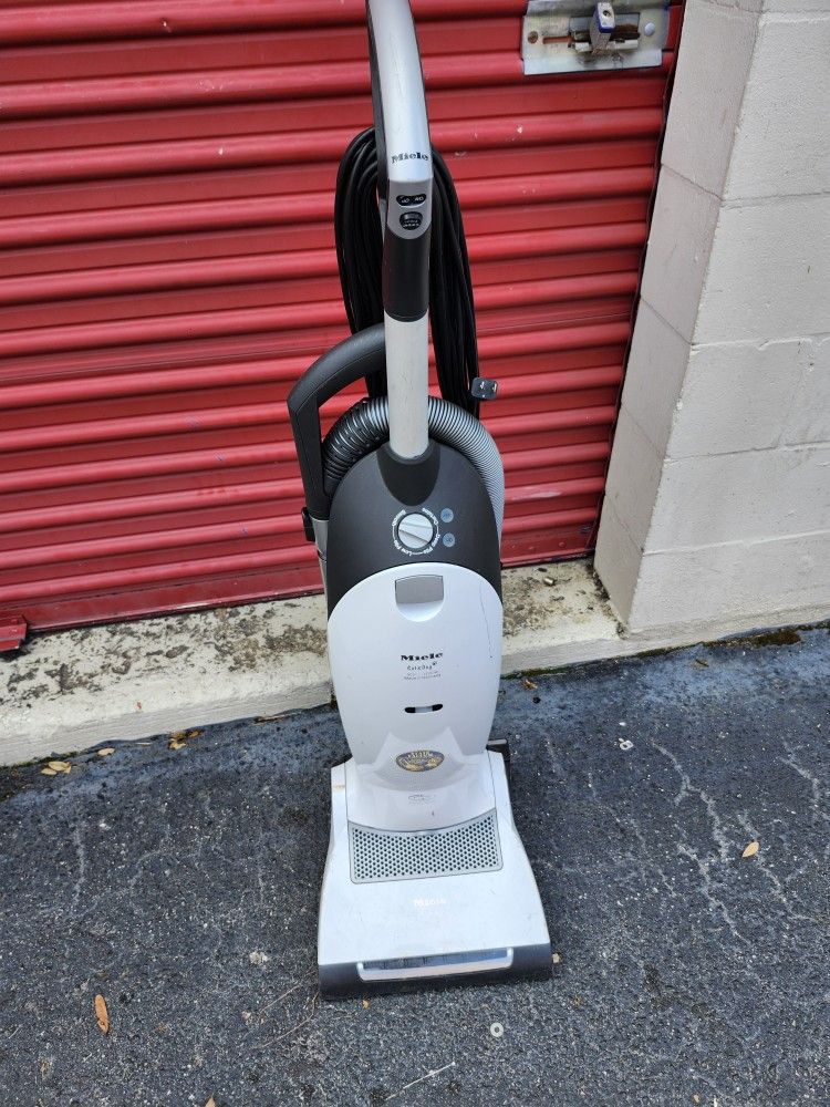 Miele Cat & Dog Model S7260 Swivel Neck Upright Vacuum Cleaner- Tested/Working